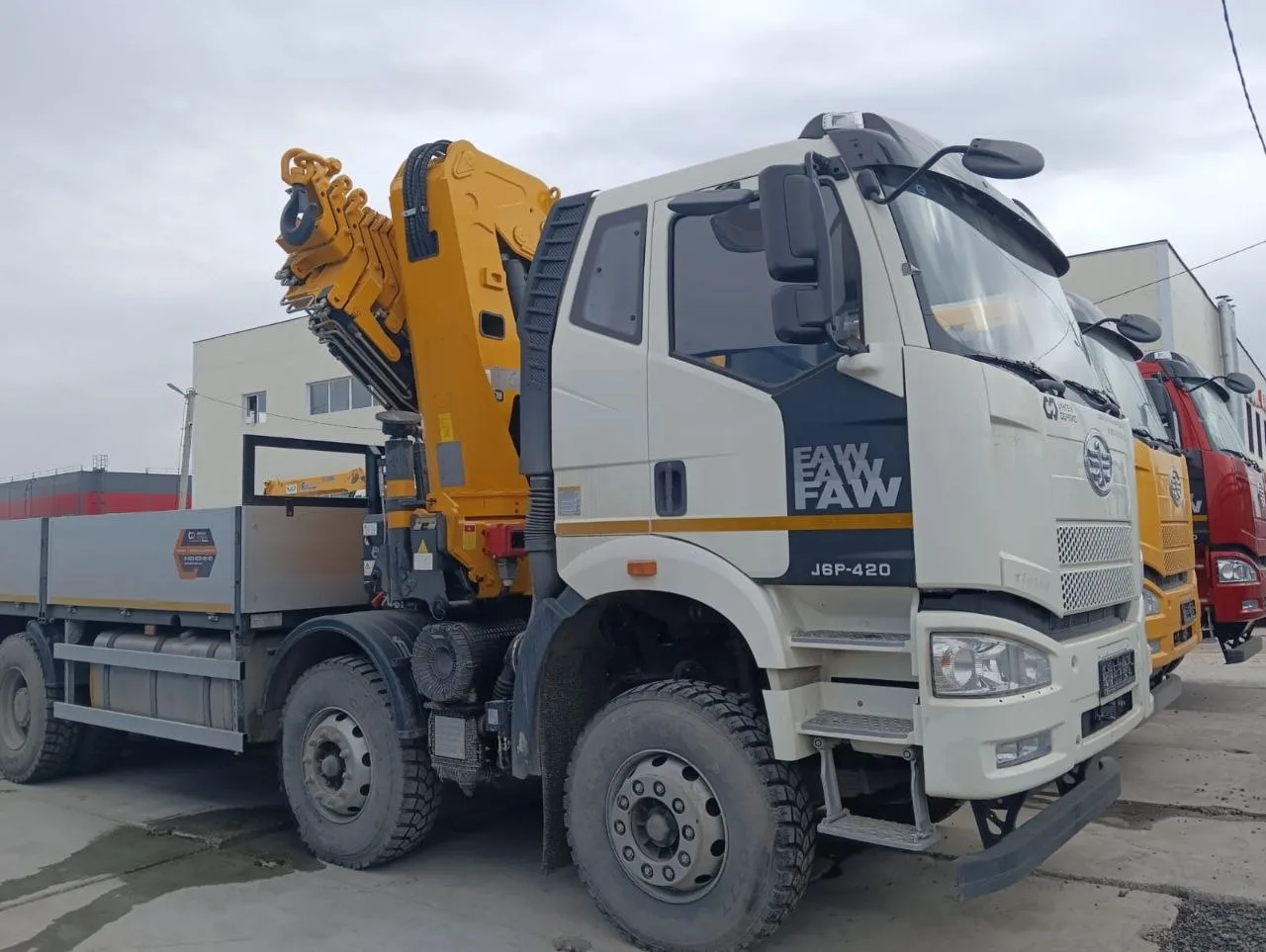 Манипулятор FAW CA3310 с разложенными аутригерами
